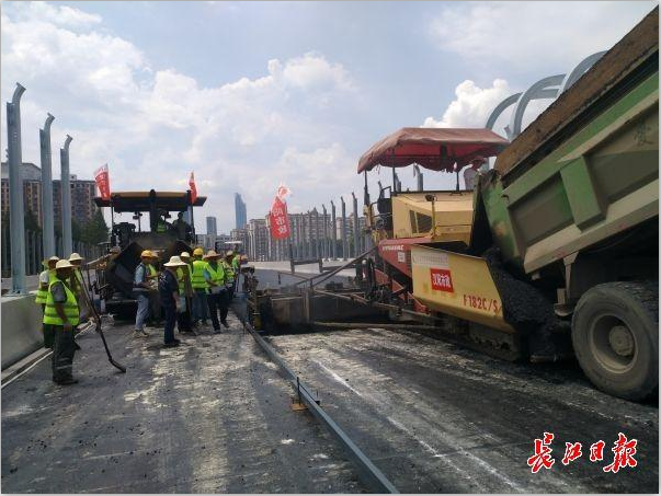 汉江大道8月底具备通车条件，最后一公里开始铺沥青