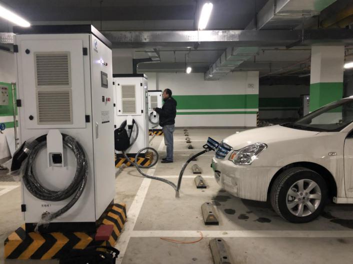 武汉中央商务区生态停车场新能源充电桩项目投入运营