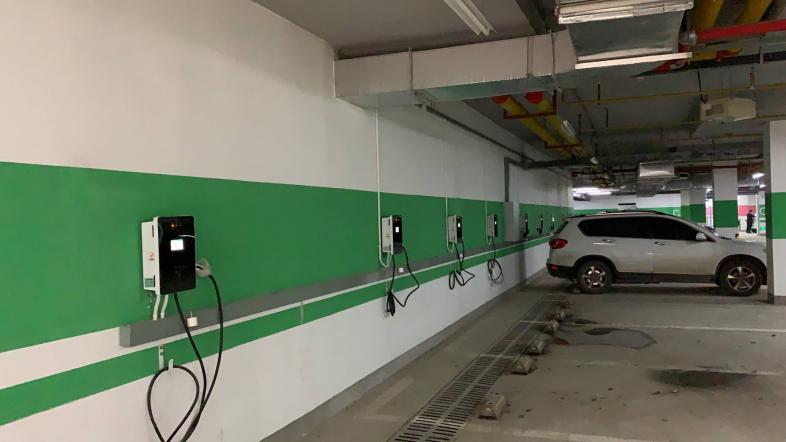 武汉中央商务区生态停车场新能源充电桩项目投入运营