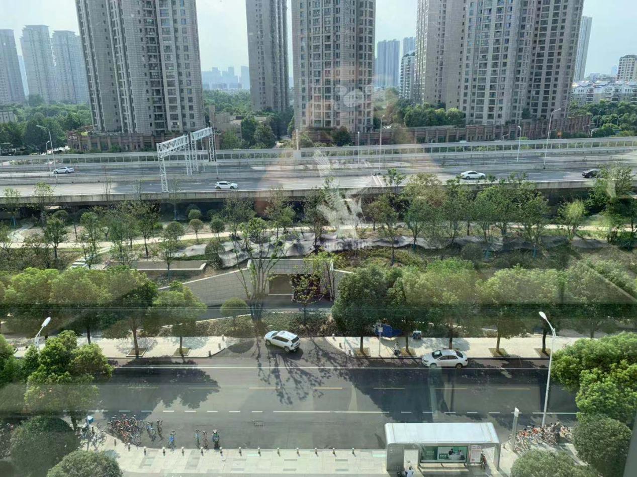 武汉中央商务区生态停车场投入运营