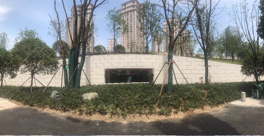 武汉中央商务区生态停车场投入运营